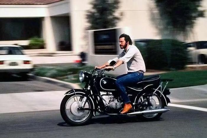 Là một tỷ phú, sở hữu khối tài sản khủng nhưng Steve Jobs lại sống rất đơn giản trong một ngôi nhà nhỏ tại một khu dân cư bình thường ở Palo Alto. Ngoài ra, Jobs cũng yêu thích chiếc môtô của mình ngay cả khi đã thành công và sử dụng nhiều phương tiện cá nhân tiện ích hơn.