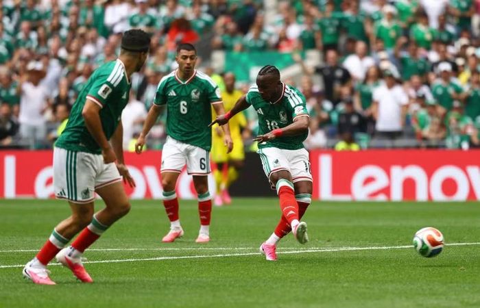 Tiền đạo Julian Quinones dứt điểm mở tỉ số cho Mexico ở phút 9, sau sai lầm của hàng thủ Nam Phi trong trận khai mạc World Cup 2026.