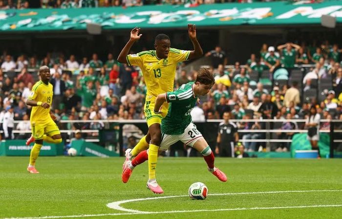 Tiền đạo Raul Jimenez đánh đầu tung lưới Nam Phi ở phút 67, ấn định chiến thắng 2-0 cho Mexico tại sân Azteca.