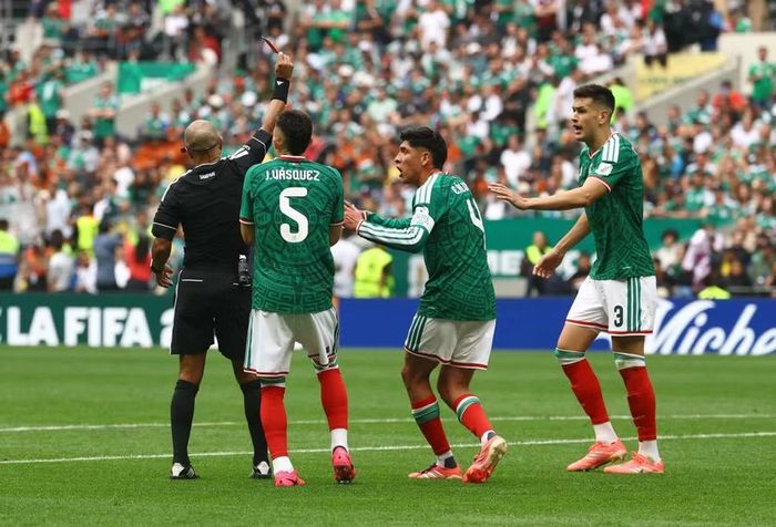 Các cầu thủ Mexico phản ứng sau khi hậu vệ Cesar Montes nhận thẻ đỏ trong thời gian bù giờ. Trận mở màn World Cup 2026 khép lại với 3 cầu thủ bị truất quyền thi đấu.
