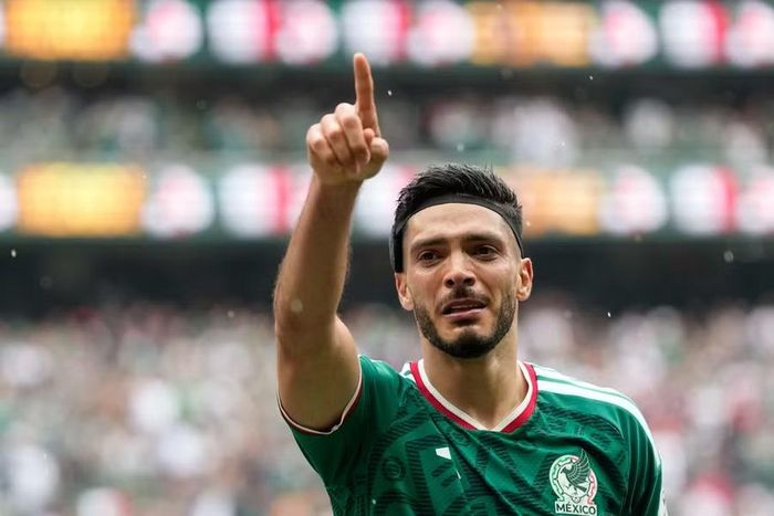 Raul Jimenez ăn mừng bàn thắng đầu tiên trong sự nghiệp tại World Cup. Pha lập công cũng giúp anh cán mốc 46 bàn cho tuyển Mexico, cân bằng thành tích của Jared Borgetti.