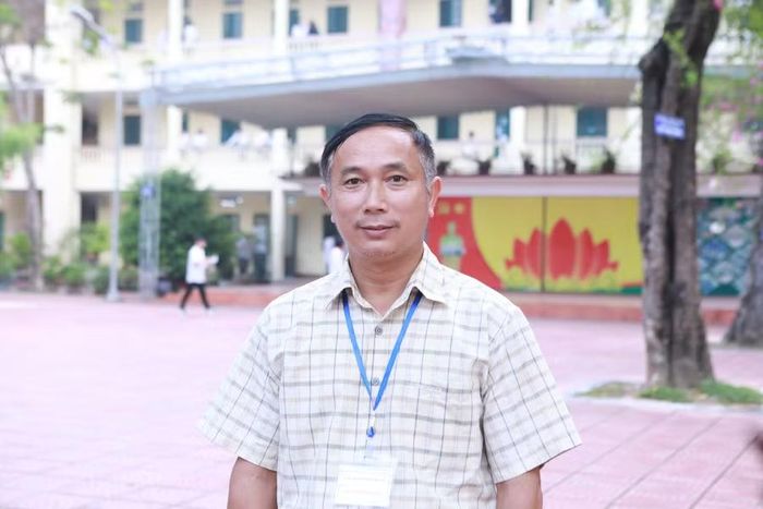 Thầy Nguyễn Thành Tân - Phó Trưởng Điểm thi Trường THPT Hoài Đức B, Hà Nội. Ảnh: Đình Tuệ.