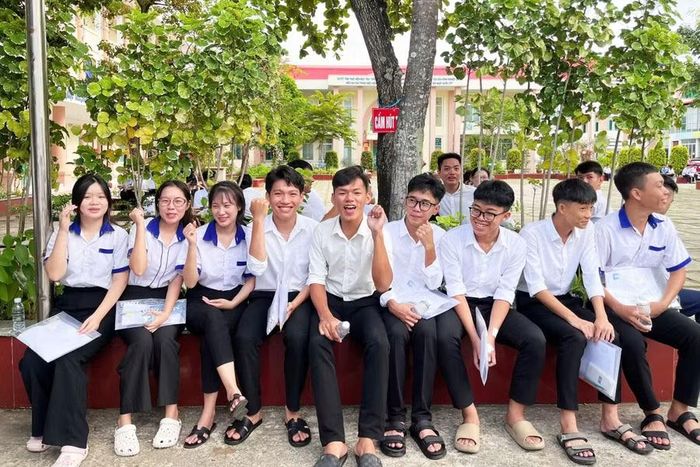 Các thí sinh phấn khởi trước khi bước vào môn thi tự chọn tại Điểm thi Trường Phổ thông Dân tộc Nội trú THPT An Giang 1.