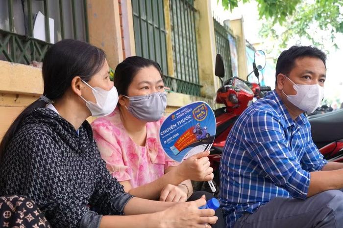 Phụ huynh đồng hành cùng sĩ tử.