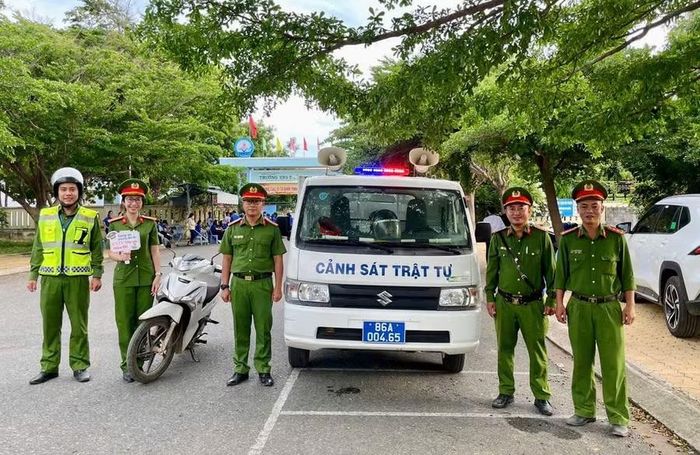 Công an phường Mũi Né ( tỉnh Lâm Đồng) tăng cường đảm bảo an ninh, trật tự trong ngày thi cuối.