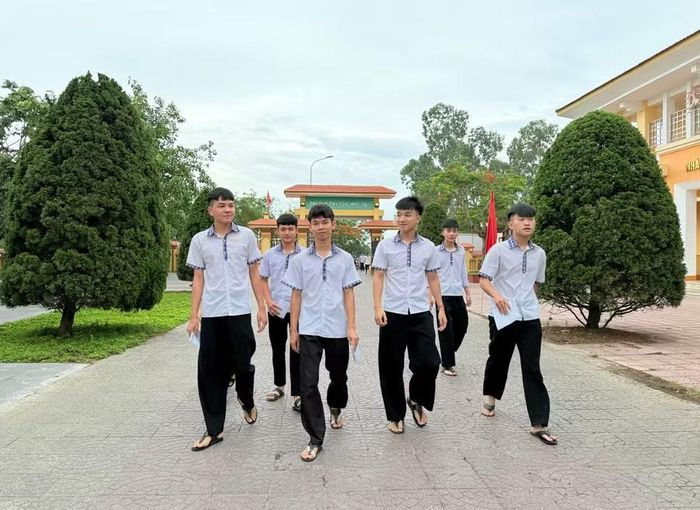 Từ sớm, nhiều thí sinh Quảng Trị đã đến điểm thi nhằm ổn định tâm lý trước khi bước vào các môn thi cuối.