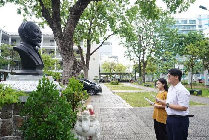 Thí sinh thắp hương tại tượng đài cụ Phan Châu Trinh trước khi vào phòng thi.