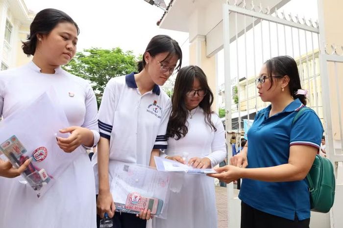 Giáo viên đến trường dặn dò học trò trước khi bước vào phòng thi.
