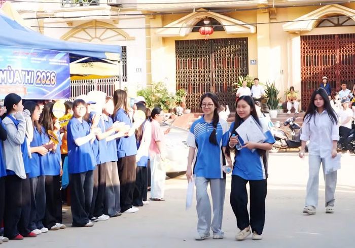 Thí sinh đến Điểm thi Trường THPT Chuyên Chu Văn An, Lạng Sơn.