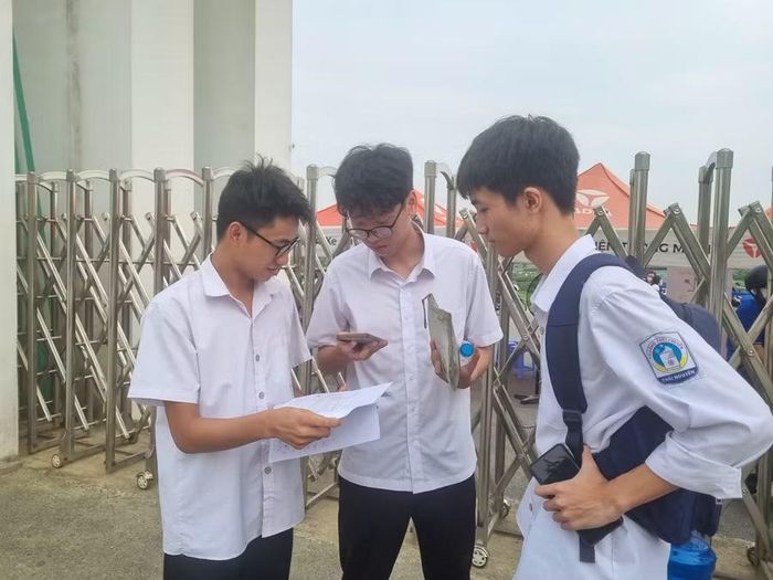 Các thí sinh tại Điểm thi Trường THPT Chuyên Thái Nguyên trao đổi bài trước khi vào phòng thi.
