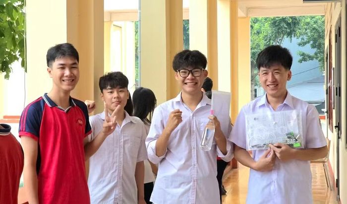 Thí sinh tại Điểm thi Trường THPT Lê Hồng Phong vui vẻ, tự tin trước giờ thi.