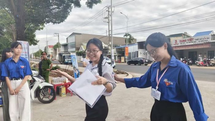 Thí sinh đến dự thi tại Điểm thi Trường THPT Lê Duẩn. (Ảnh: TH)