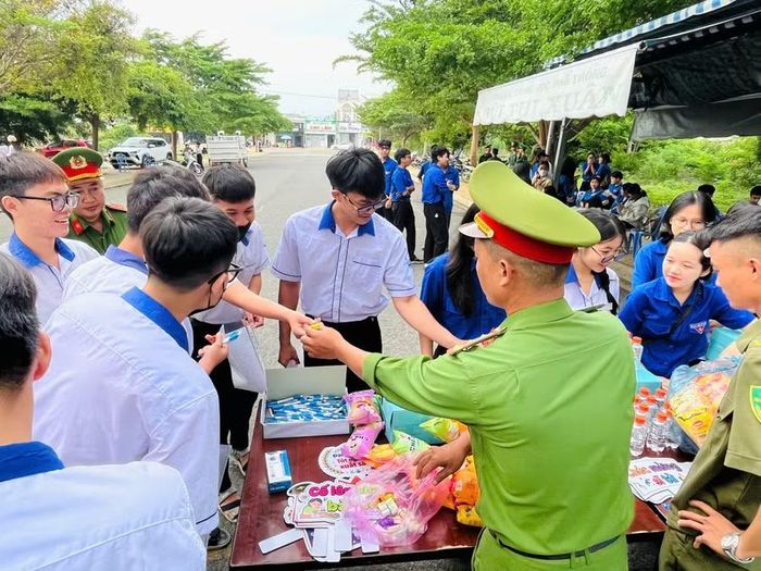 Công an phường Mũi Né tham gia tiếp sức cho các thí sinh.