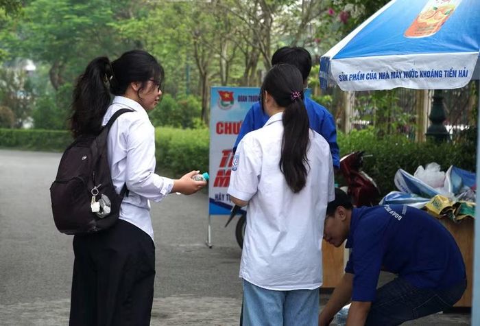 Lực lượng đoàn thanh niên tiếp sức thí sinh.