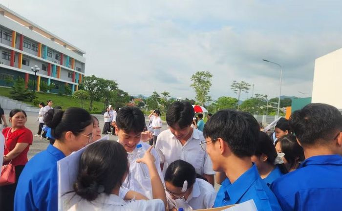 Sự hào hứng, tự tin của các sĩ tử trước khi bước vào phòng thi.