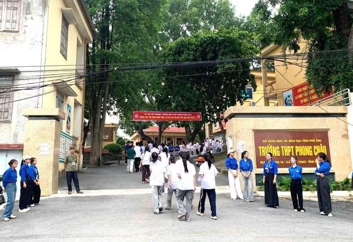 Nhiều thí sinh đến Điểm thi Trường THPT Phong Châu khá sớm.