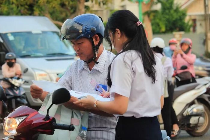 Phụ huynh và thí sinh tại Điểm thi Trường THPT Trần Đại Nghĩa (phường Tân Ninh).