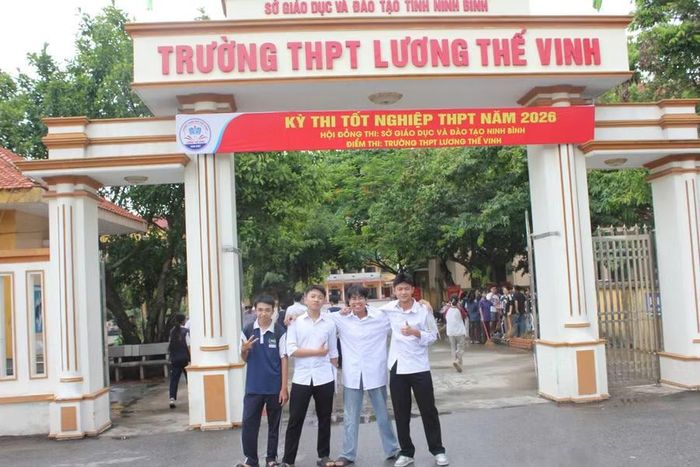 Thí sinh tại Điểm thi Trường THPT Lương Thế Vinh phấn khởi bước vào buổi thi cuối của Kỳ thi tốt nghiệp THPT năm 2026.
