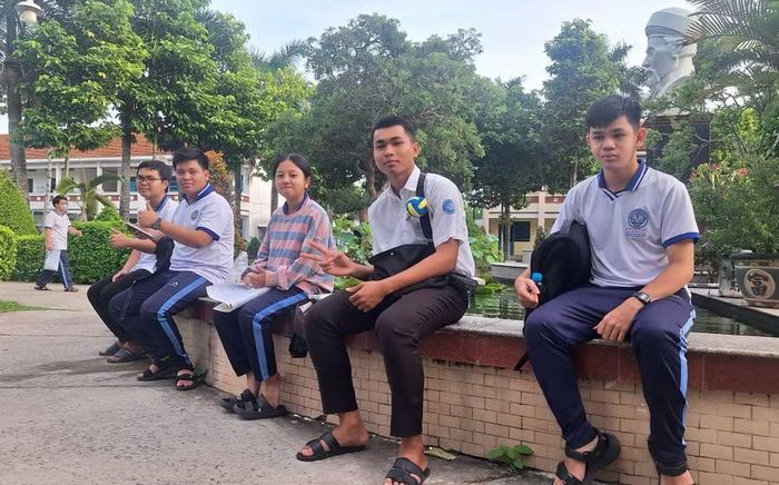 Thí sinh Điểm thi Trường THPT Nguyễn Khuyến (xã Phú Hòa, An Giang) sẵn sàng cho buổi thi cuối. Ảnh: Trọng Nhân.
