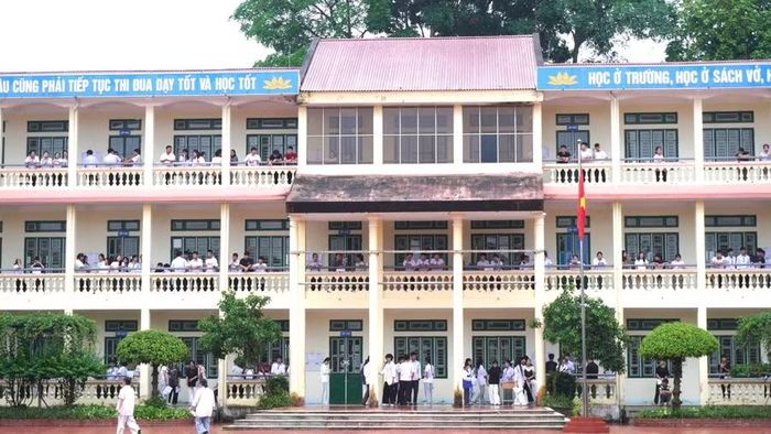 Các thí sinh tập trung tại Điểm thi từ rất sớm để bước vào buổi thi cuối.
