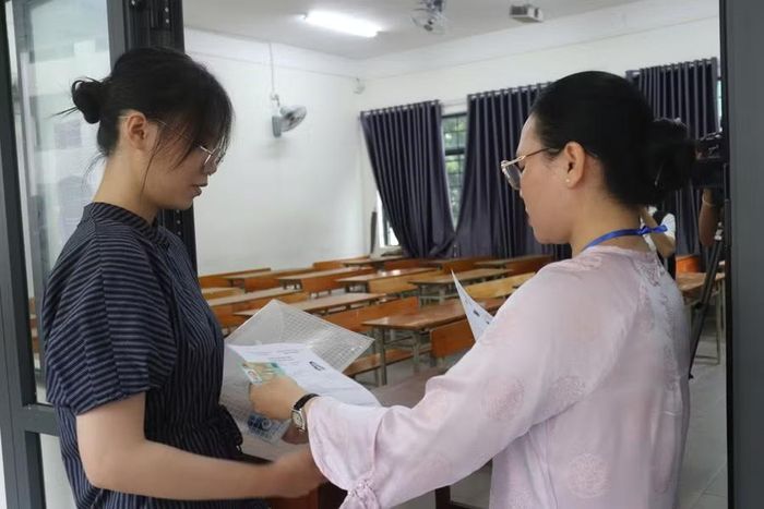Cán bộ coi thi làm thủ tục gọi thí sinh vào phòng thi.