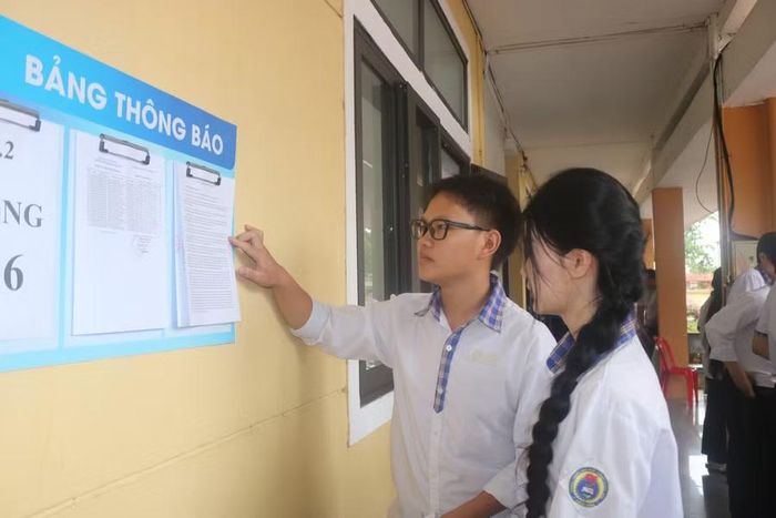 Thí sinh kiểm tra thông tin cá nhân trước khi vào phòng thi.