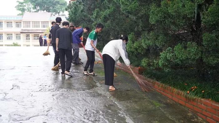 Đêm qua và rạng sáng nay tại nhiều khu vực ở Điện Biên có mưa to, có nơi mưa rất to, tình nguyện viên có mặt tại Điểm thi từ sáng sớm làm vệ sinh.