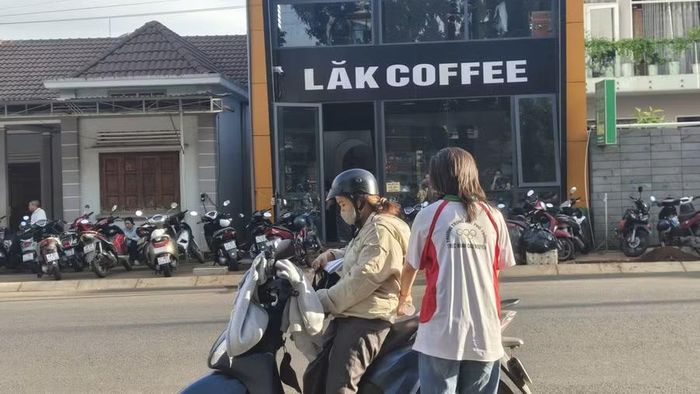 Thí sinh Đắk Lắk được gia đình chở đến điểm thi từ sớm. (Ảnh: TH)