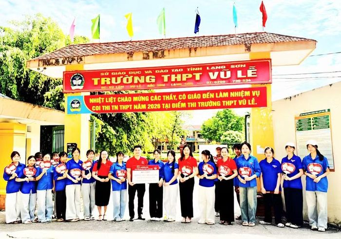 Công tác tình nguyện tiếp sức mùa thi tại các Điểm thi được triển khai tích cực.