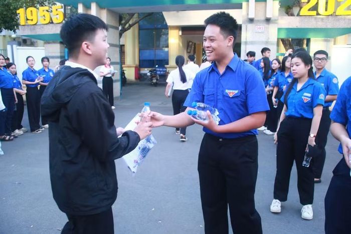 Thí sinh thoải mái, tự tin bước vào ngày thi cuối.