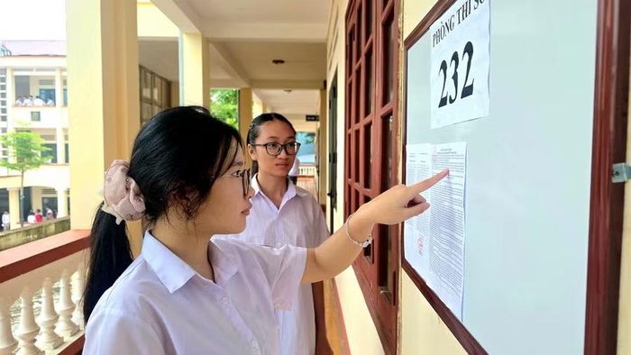 Thí sinh Lào Cai kiểm tra lại thông tin cá nhân trước phòng thi.