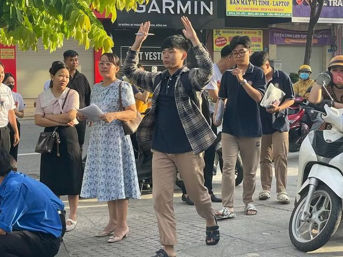 Học sinh hào hứng trong buổi thi cuối tại Điểm thi Trường THPT Ngô Quyền. Ảnh: Hà An.
