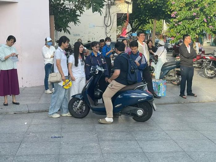 Học sinh Trường TH-THCS-THPT song ngữ Á Châu được giáo viên hỏi thăm, tặng nước uống miễn phí trước khi vào phòng thi. Ảnh: Hà An.