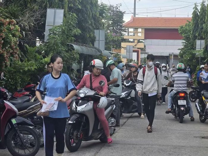 Thí sinh ở Điểm thi Trường THPT Bình Minh, phường Bình Minh, tỉnh Vĩnh Long thoải mái với môn thi tự chọn.