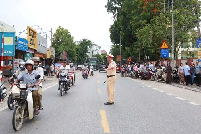 Lực lượng CSGT Công an tỉnh Phú Thọ điều tiết giao thông tại khu vực Điểm thi Trường THPT Tam Nông (xã Tam Nông).