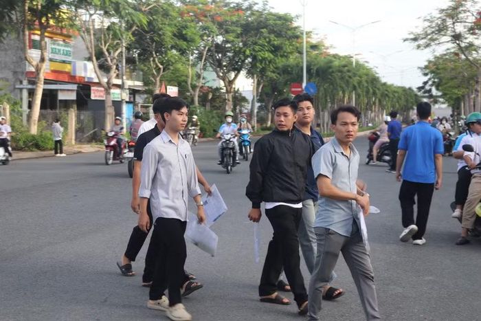 Các thí sinh có mặt tại Điểm thi Trường THPT chuyên Nguyễn Đình Chiểu (xã Tân Dương) sáng 12/6.