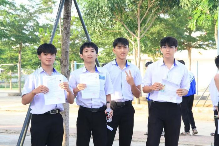 Em Võ Phan Gia Bảo (thứ 2 từ trái sang) cùng các bạn tự tin bước vào ngày thi cuối.