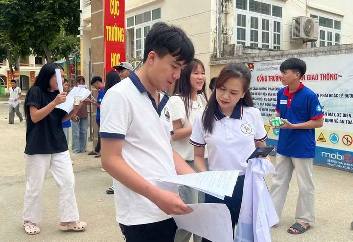 Nhiều thí sinh đến sớm sẵn sàng cho buổi thi cuối.