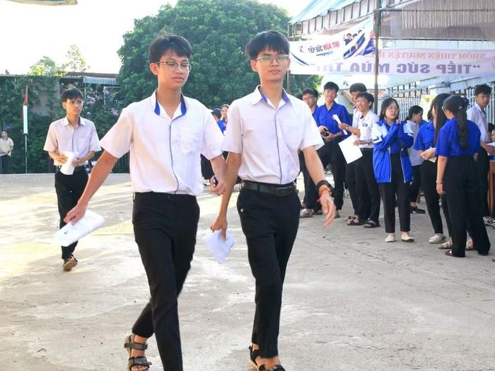 Thí sinh đến Điểm thi Trường THPT Nguyễn Bỉnh Khiêm (xã Chư Sê) từ sớm.