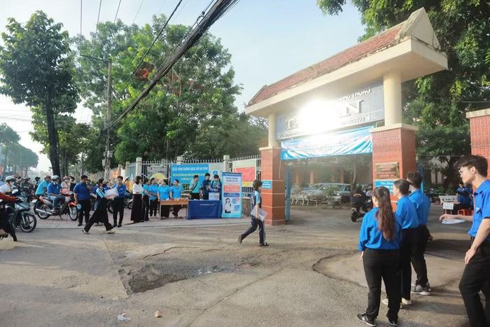 Thí sinh có mặt từ sớm tại Điểm thi Trường THPT Tân An (phường Long An).