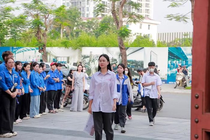 Thí sinh đến Điểm thi sớm sẵn sàng cho bài thi môn tự chọn.