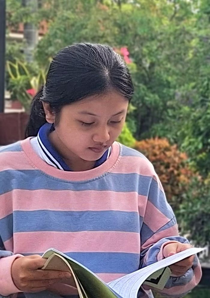 Thí sinh Đặng Ngọc Mỹ Duyên tranh thủ xem lại bài trước khi bước vào thi môn tự chọn. Ảnh: Trọng Nhân.