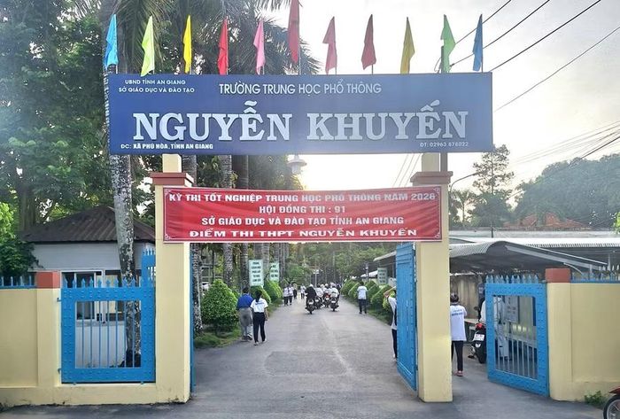 Thời tiết mát dịu rất thuận lợi cho thí sinh An Giang đến trường thi. Ảnh: Trọng Nhân.