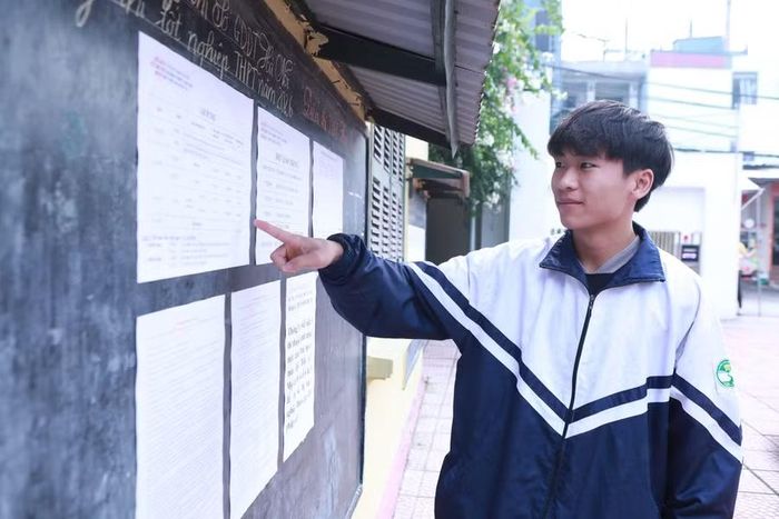 Thí sinh tới trường thi từ sớm để dự thi buổi cuối.
