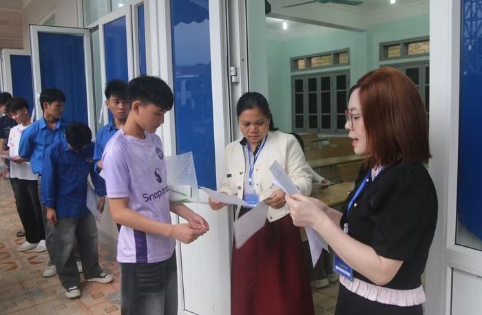 Các thí sinh tại Điểm thi Trung tâm GDTX - Hướng nghiệp tỉnh Lai Châu bước vào 2 môn thi tự chọn.