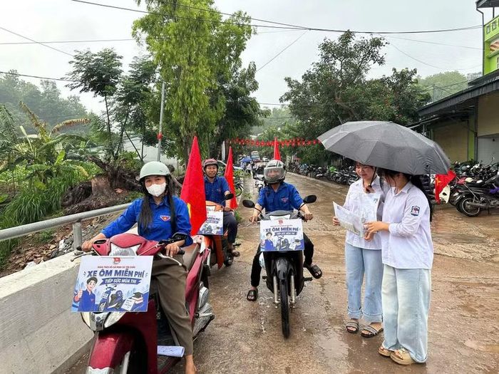 Đoàn thanh niên tình nguyện xã Yên Châu miễn phí chở các thí sinh đến Điểm thi.