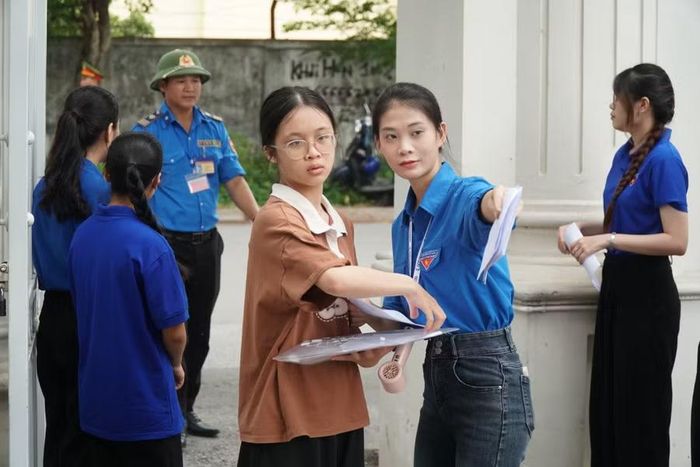 Đội tiếp sức mùa thi Trường THPT chuyên Đại học Vinh hỗ trợ thí sinh trong buổi thi cuối cùng.