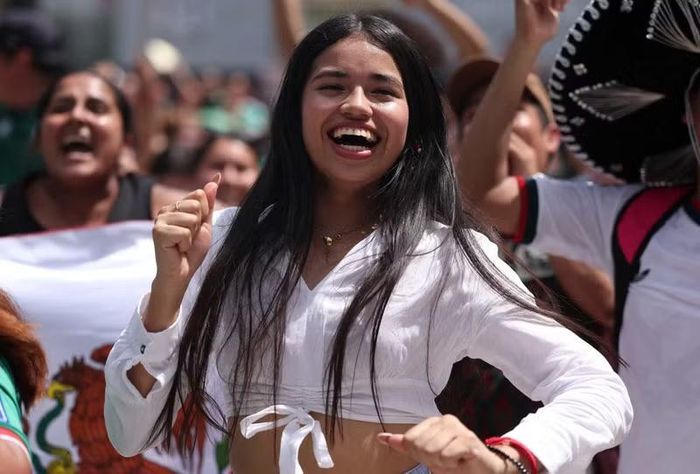 Một nữ cổ động viên hòa mình vào bầu không khí lễ hội trên khán đài Mexico City Stadium trước trận mở màn.