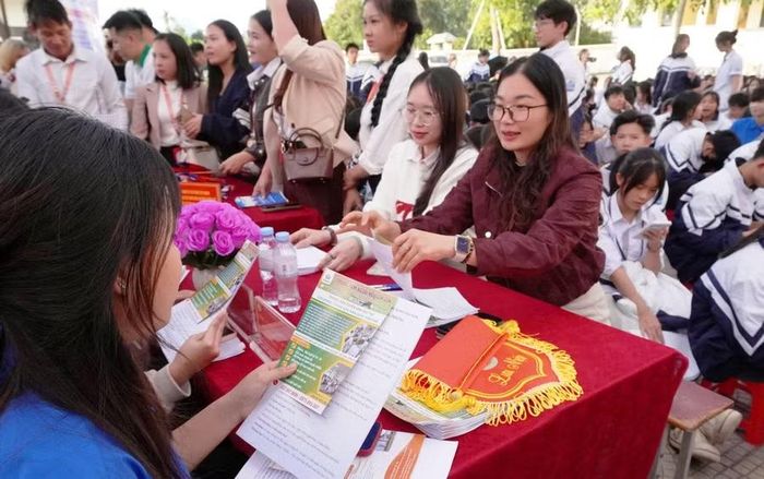 Học sinh Trường THPT Cẩm Thủy 2 (Thanh Hóa) tham gia tìm hiểu giới thiệu việc làm.