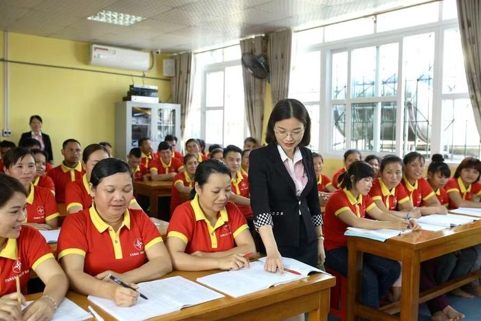 Người lao động học tiếng Đài Loan (Trung Quốc) để đi xuất khẩu lao động.